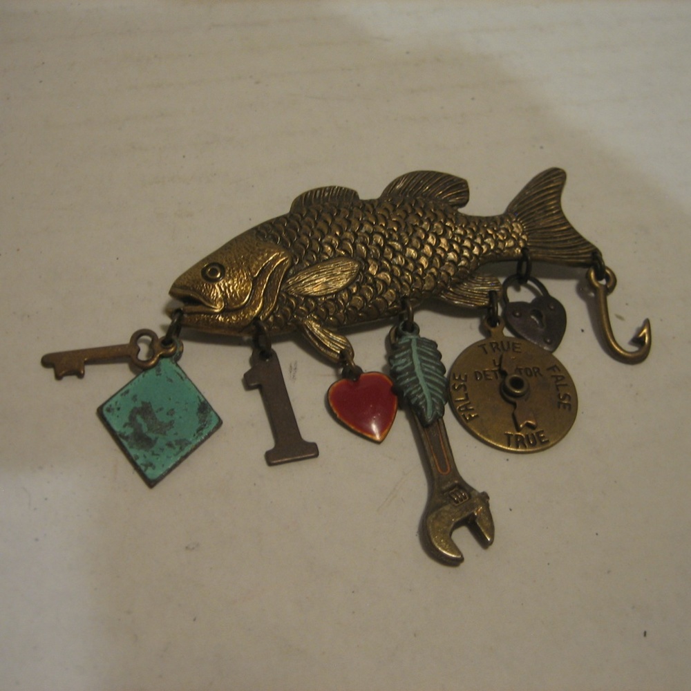 Parvenue Fish & Charms Brushed Brass Metal Fashion Pin/Brooch 2 1/3in.L NWNT - Picture 3 of 5
